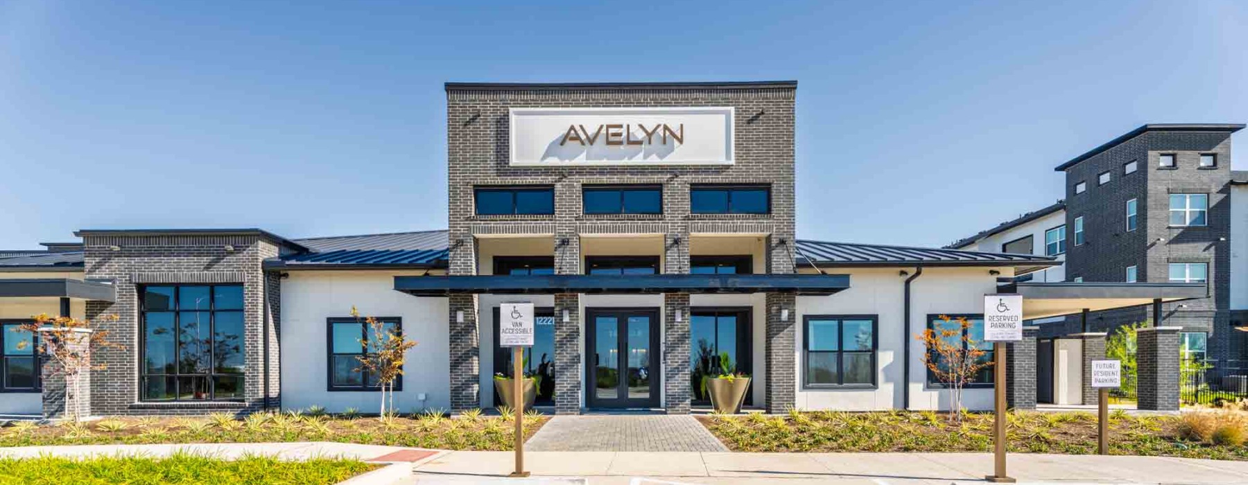 exterior building of Avelyn Manor